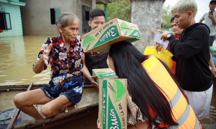 Người trẻ Sài Gòn gác công việc, đi vào tâm lũ cứu trợ bà con miền Trung