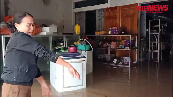 Xót xa cảnh hàng hóa nổi lềnh bềnh trong lũ, tiểu thương ở Hà Tĩnh khóc ròng