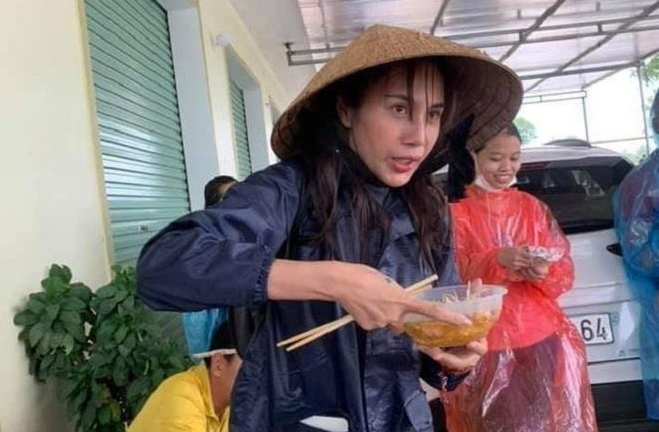 Dân mạng xót xa chia sẻ ảnh Thủy Tiên bơ phờ đứng ăn vội mỳ gói khi đi cứu trợ 