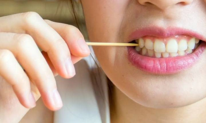 Thói quen dùng tăm xỉa răng và những mối nguy hại khôn lường