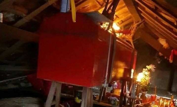 Quan tài treo 5 ngày không chôn được: Địa phương hỗ trợ đưa tang bằng thuyền
