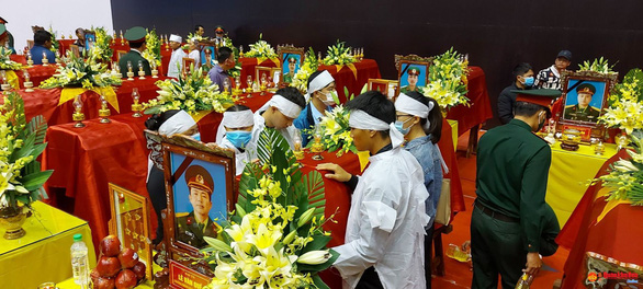 Video: Rưng rưng lễ tang 22 chiến sĩ hy sinh tại Quảng Trị