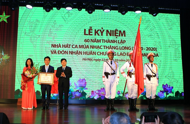 Nhà hát Ca múa nhạc Thăng Long đón nhận Huân chương Lao động hạng Ba