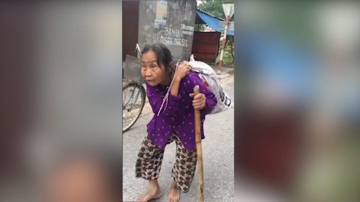 Xúc động cụ bà 80 tuổi còng lưng cõng bao tải quần áo, mì tôm ủng hộ miền Trung