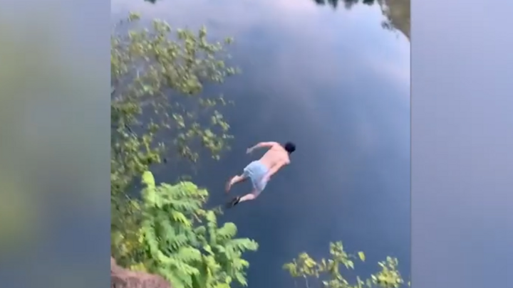 Clip: Nam thanh niên suýt chết khi nhảy từ vách đá cao 35 mét xuống nước