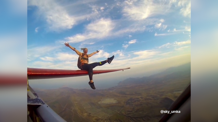 Thót tim xem nữ vận động viên nhảy dù trèo ra cánh máy bay, tạo dáng trên không