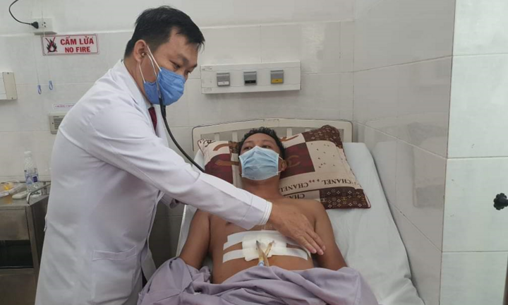 Bác sĩ 'vượt' hết quy trình cứu nam thanh niên bị đâm thấu ngực