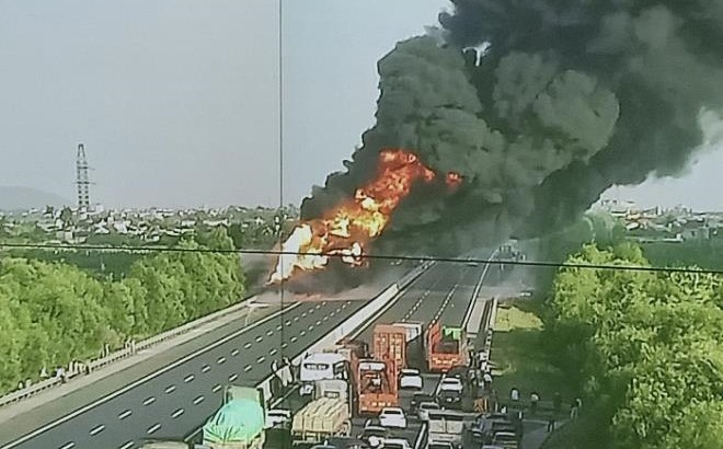 Xe bồn bốc cháy ngùn ngụt trên cao tốc Hà Nội - Hải Phòng