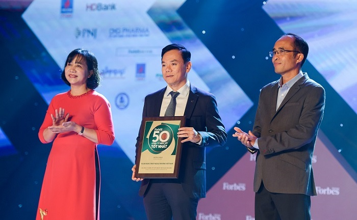 Vietcombank 8 năm liên tiếp nằm trong Top 50 công ty niêm yết tốt nhất Việt Nam