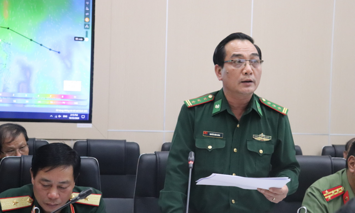 Tàu đánh cá chết máy, 5 ngư dân mắc kẹt giữa tâm bão số 8