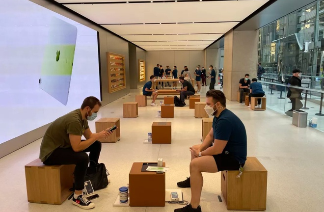 COVID-19 hoành hành khiến Apple Store đìu hiu trong ngày mở bán iPhone 12