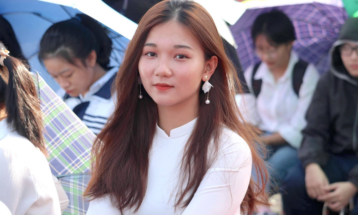 Hút hồn vẻ đẹp nữ sinh Đại học Sư phạm Hà Nội trong tà áo dài ngày khai giảng