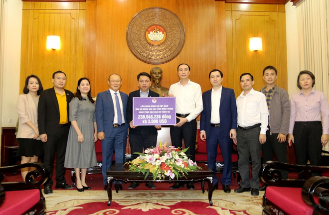 HLV Park Hang Seo góp 70 triệu đồng ủng hộ người dân miền Trung