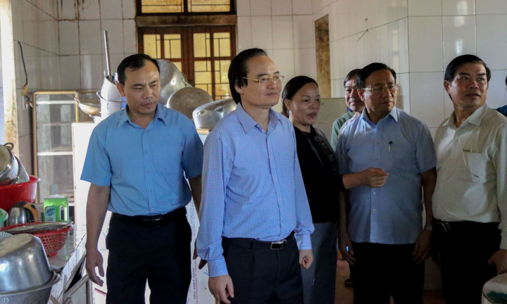 Bộ trưởng Phùng Xuân Nhạ thăm, động viên thầy trò vùng lũ miền Trung