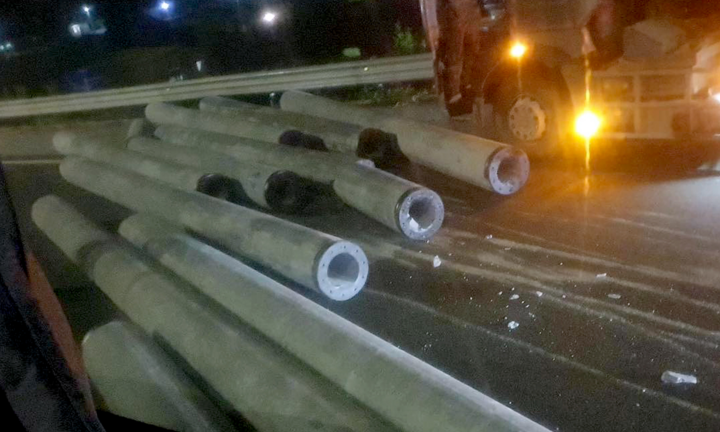 Xe đầu kéo làm rơi cột điện, văng vào xe khách trên cao tốc Pháp Vân - Cầu Giẽ