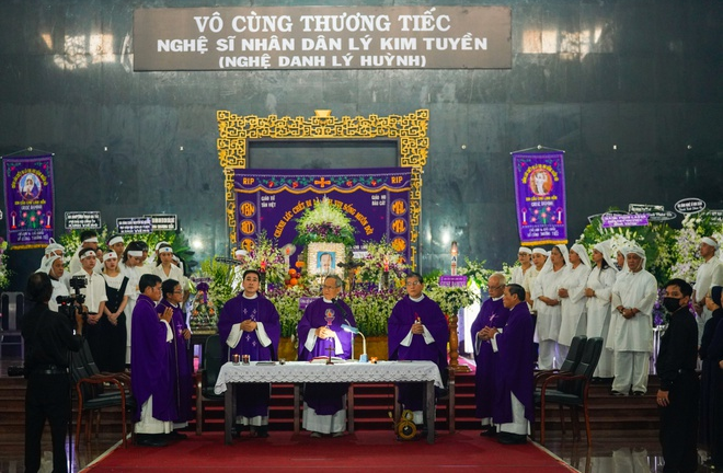 Gia đình nghẹn ngào tiễn đưa linh cữu NSND Lý Huỳnh