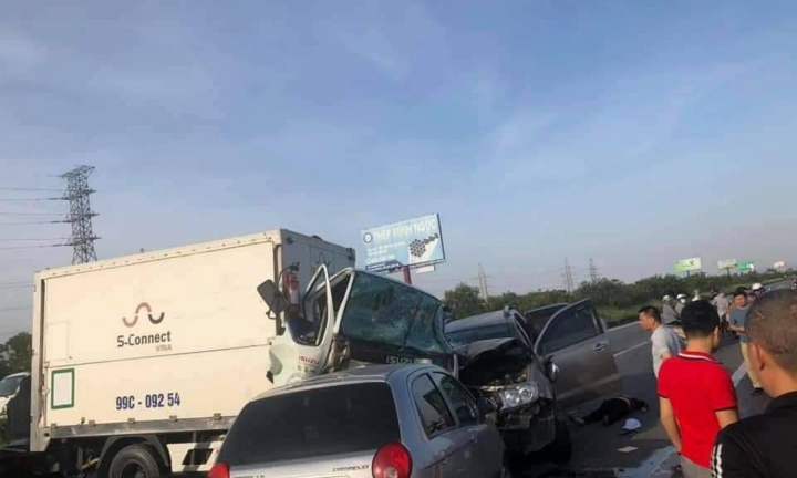 Ô tô lao qua dải phân cách cao tốc rồi đâm liên hoàn làm 2 người chết