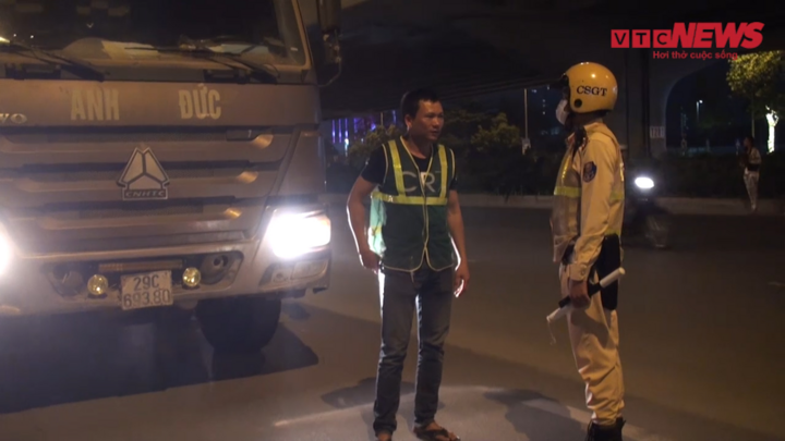 Video: Xe tải 'thải bậy' ở Hà Nội bỗng nhiên 'mất tích', CSGT chỉ phạt được 1 xe