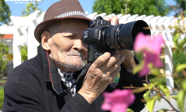Ảnh: Nhiếp ảnh gia 105 tuổi vẫn rong ruổi xách máy đi tìm cái đẹp