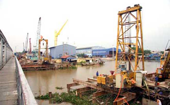 Sà lan đâm trúng cầu Tam Bạc: Tổng công ty Đường sắt nói gì?