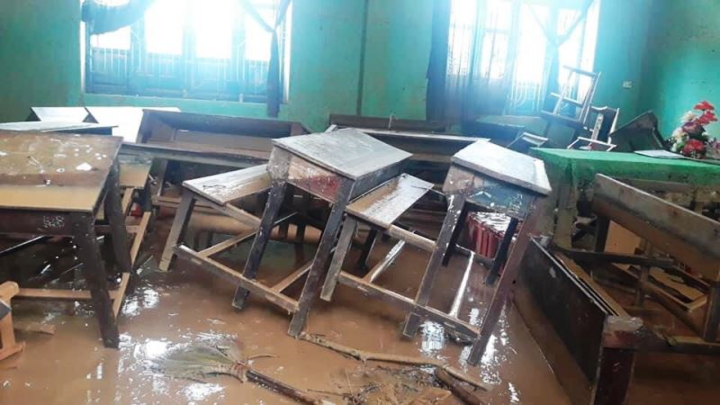 Xót xa cảnh lớp ngập bùn, bàn ghế ngổn ngang ở rốn lũ Quảng Trị