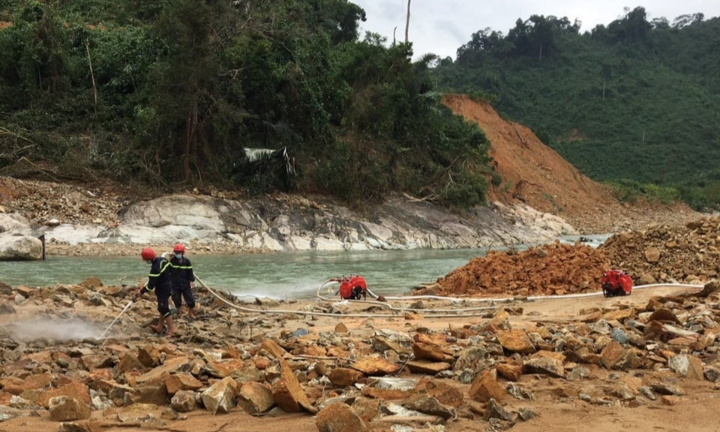 Mưa lớn, tạm dừng tìm kiếm người mất tích ở Rào Trăng 3 