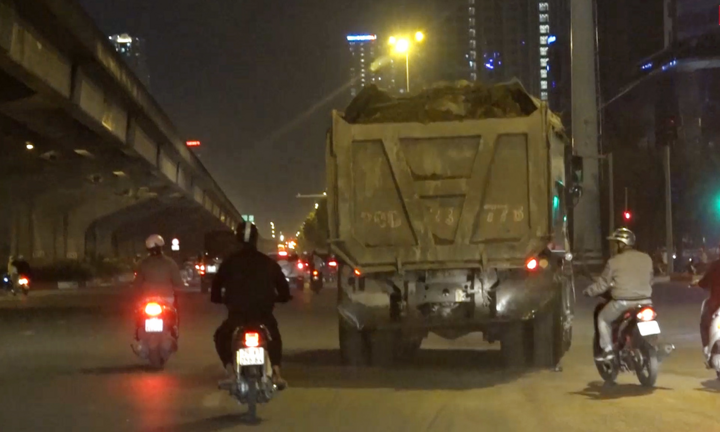 Xe tải ‘thải bậy’ được dung túng, mặc sức tạo bẫy giết người trong đêm Hà Nội