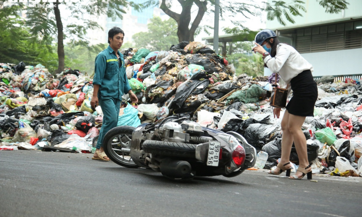 Ảnh: Nước thải từ 'núi rác' Hà Nội chảy lênh láng, người đi đường ngã sõng soài