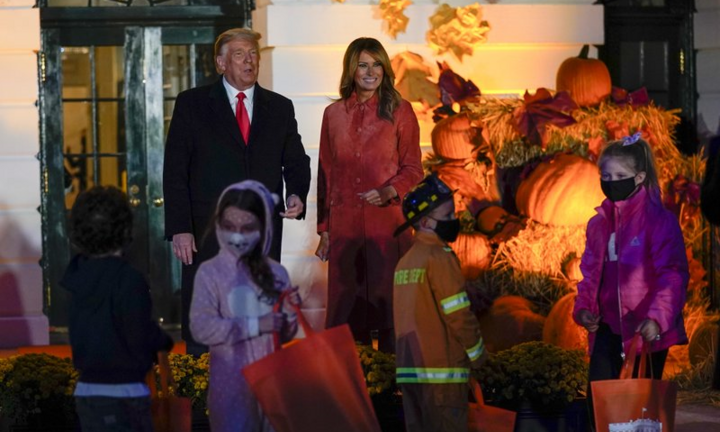 Vợ chồng ông Trump tổ chức tiệc Halloween tại Nhà Trắng bất chấp COVID-19