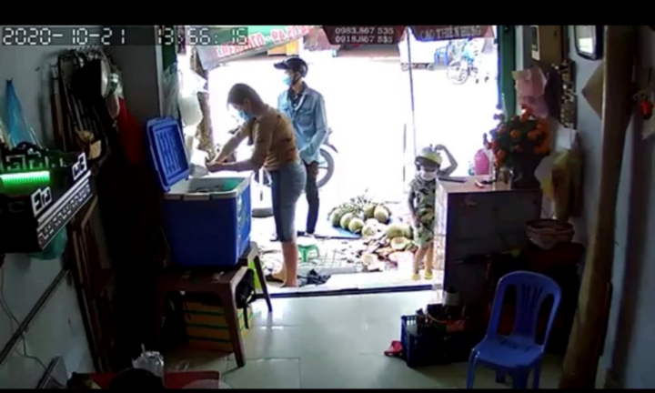 Lại xuất hiện clip nam thanh niên xúi bé trai trộm điện thoại ở TP.HCM