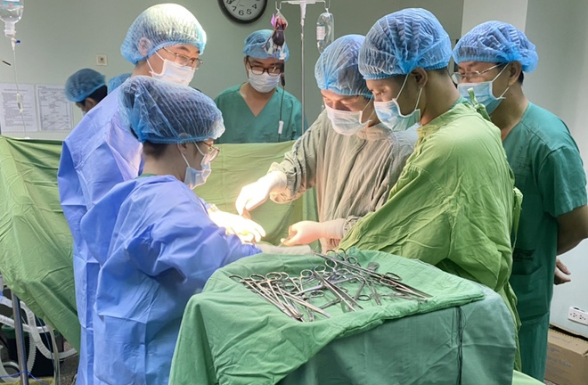 Cô gái 22 tuổi bị xe đầu kéo cán qua người thoát chết kì diệu