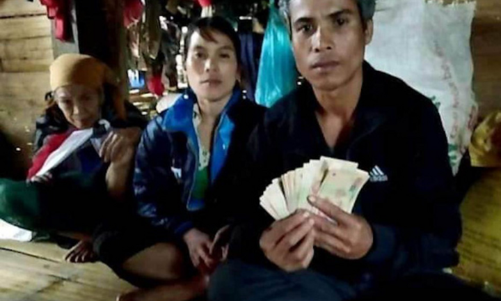 Thấy 10 triệu đồng trong quần áo cũ cứu trợ, dân vùng lũ nhờ trả lại người mất