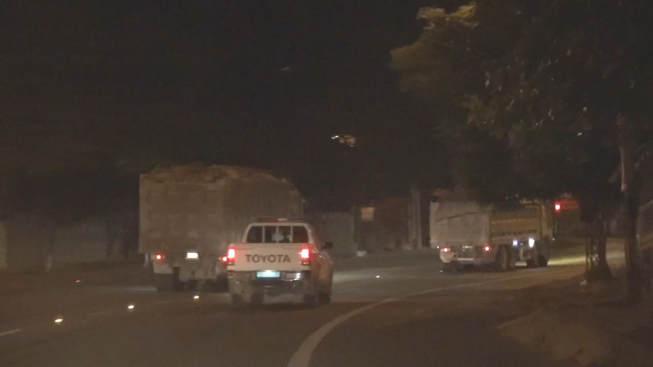 Xe tải 'thải bậy' lại xuất hiện, ngang nhiên vượt đèn đỏ, đi trước xe CSGT