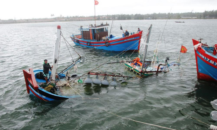 Khánh Hoà: Tàu cá chìm trên biển, 12 ngư dân mất tích