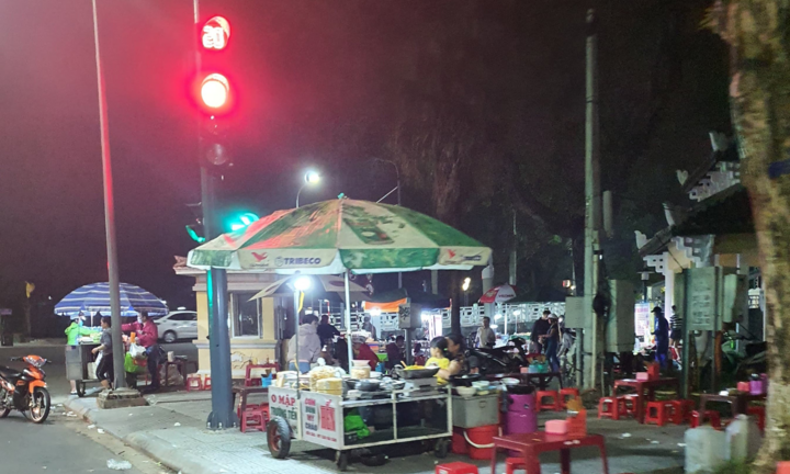 Huế: Coi thường lệnh cấm, thản nhiên tản bộ, buôn bán trước giờ bão số 9 đổ bộ