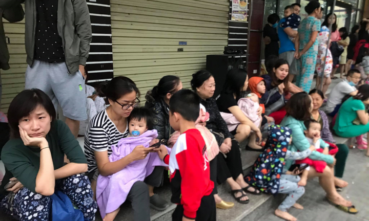 Chung cư ở Hà Nội bốc cháy lúc sáng sớm, cư dân ôm con chạy tán loạn