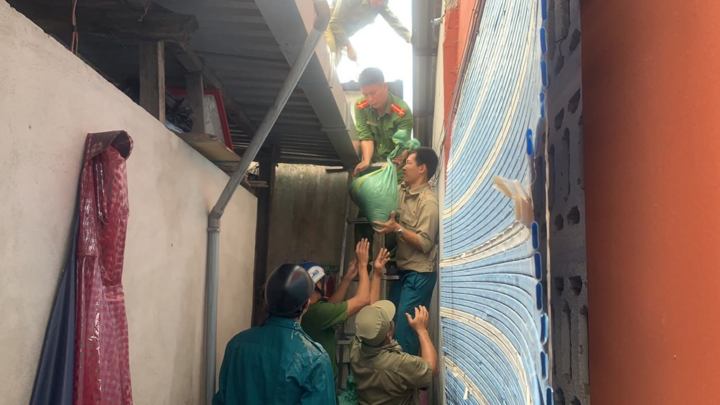 Bão số 9 giật cấp 17 áp sát đất liền, Huế cấm người dân ra đường từ 21h đêm nay