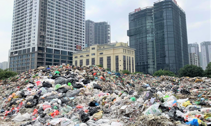 Dân chặn xe vào bãi rác Nam Sơn: Có khuyết điểm của chính quyền