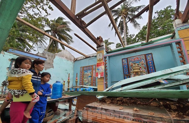 Nghẹn lòng hình ảnh mẹ ôm hai con đứng nhìn nhà tan hoang sau bão số 9