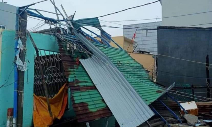 Ảnh: Hãi hùng cảnh bão giật tung mái nhà, kéo chìm tàu du lịch ở Quảng Ngãi