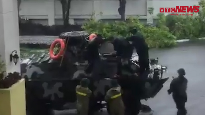 Video: Quảng Ngãi điều động xe bọc thép cấp cứu người trong bão 