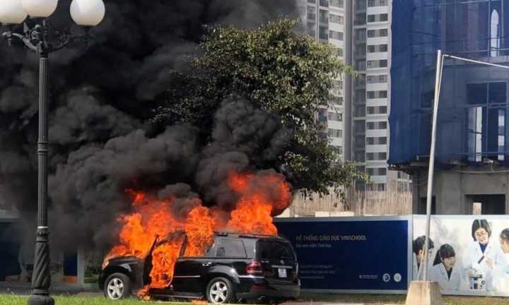 Xe sang Mercedes GL450 cháy rụi trong khu đô thị ở Hà Nội