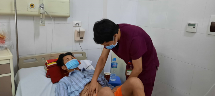 Không có tiền chữa bệnh, người phụ nữ ngậm ngùi xin bác sĩ cho con về nhà