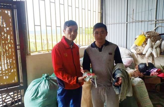 Nhặt được vàng trong gói hàng cứu trợ, thanh niên Hà Tĩnh tìm người trả lại