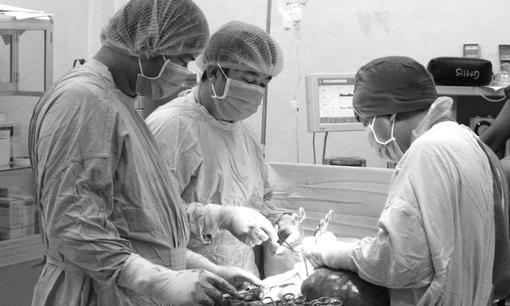 Tách thành công khối u nặng 4kg cho người phụ nữ ở miền Tây