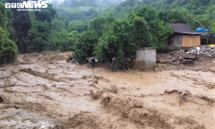 Không khí lạnh gây mưa lớn, lũ quét và sạt lở đất rình rập khắp miền Trung