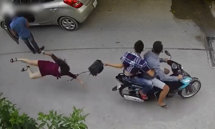 2 kẻ giật túi xách khiến người phụ nữ ngã úp mặt xuống đường sa lưới
