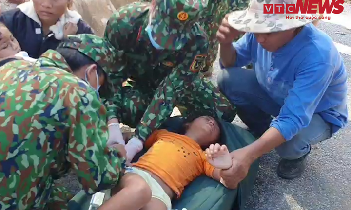 Video: Bác sĩ quân y sơ cứu khẩn cấp người dân bị thương do sạt núi