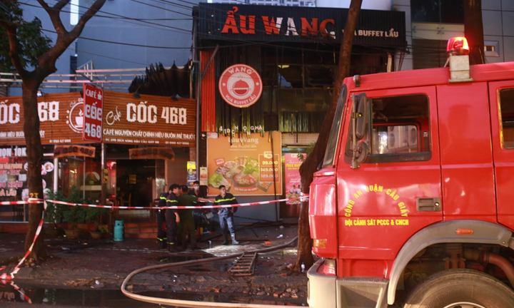 Quán lẩu bốc cháy dữ dội, nhiều người hoảng sợ bỏ chạy