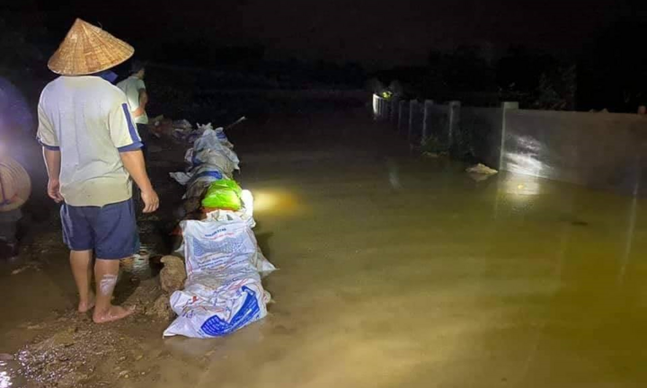 Người Hà Tĩnh dầm mưa xuyên đêm đắp đê chống lũ cứu hơn 400 hộ dân